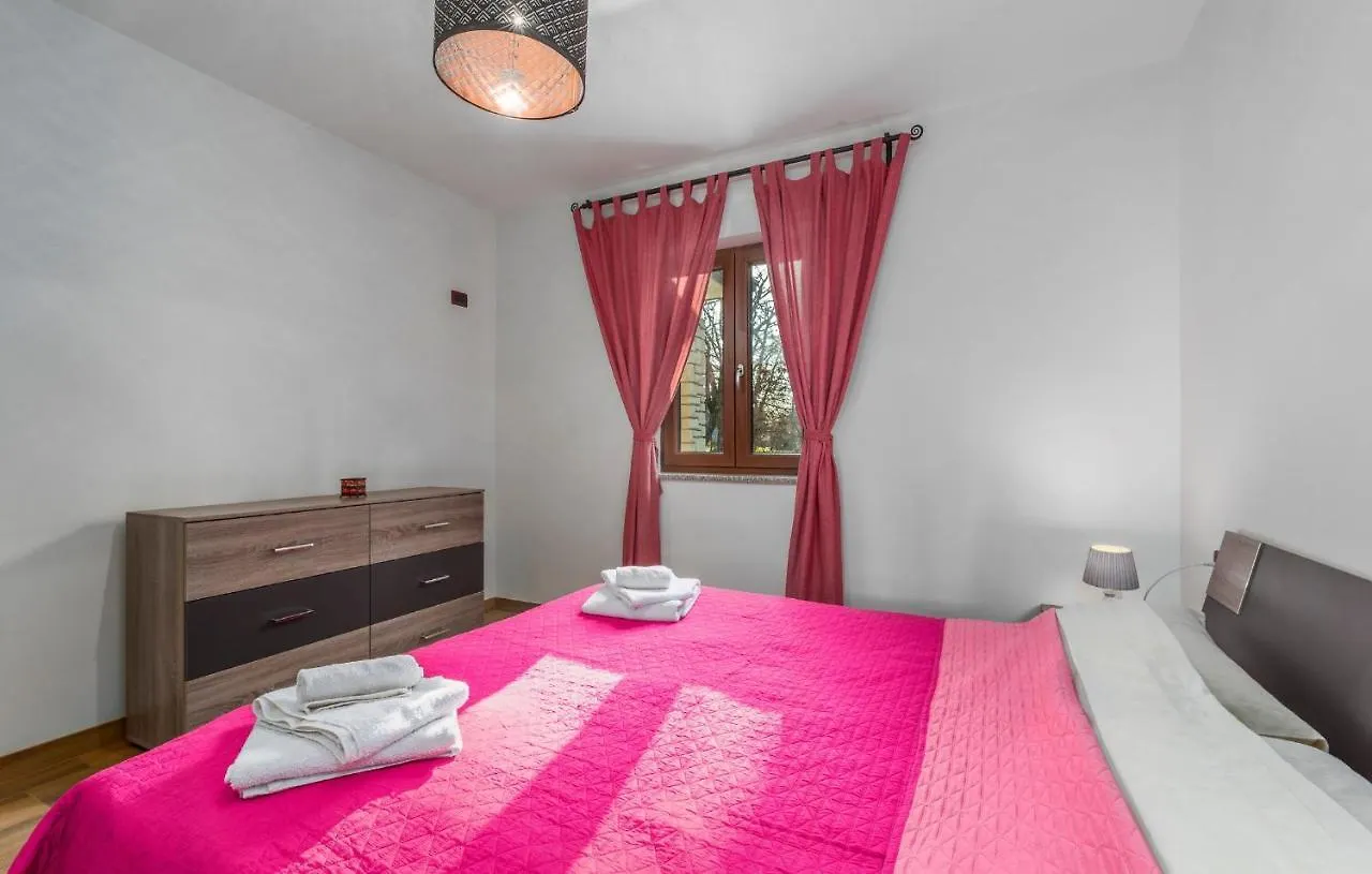 אומאג Villa Mirabella