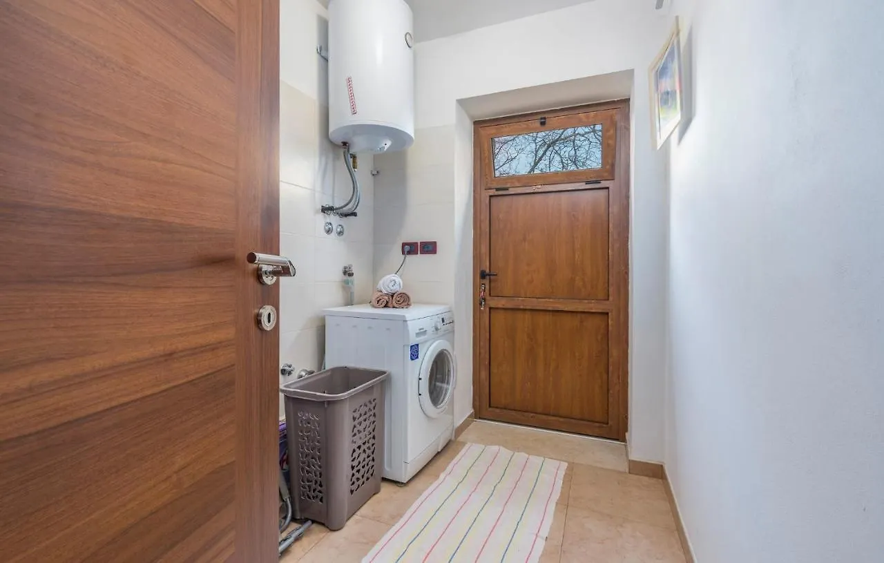 אומאג Villa Mirabella