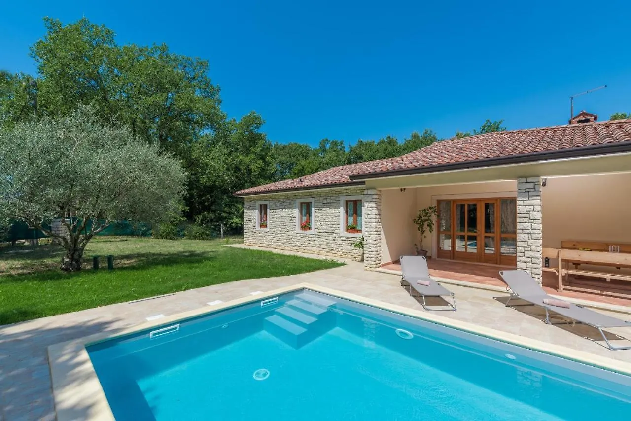 אומאג Villa Mirabella