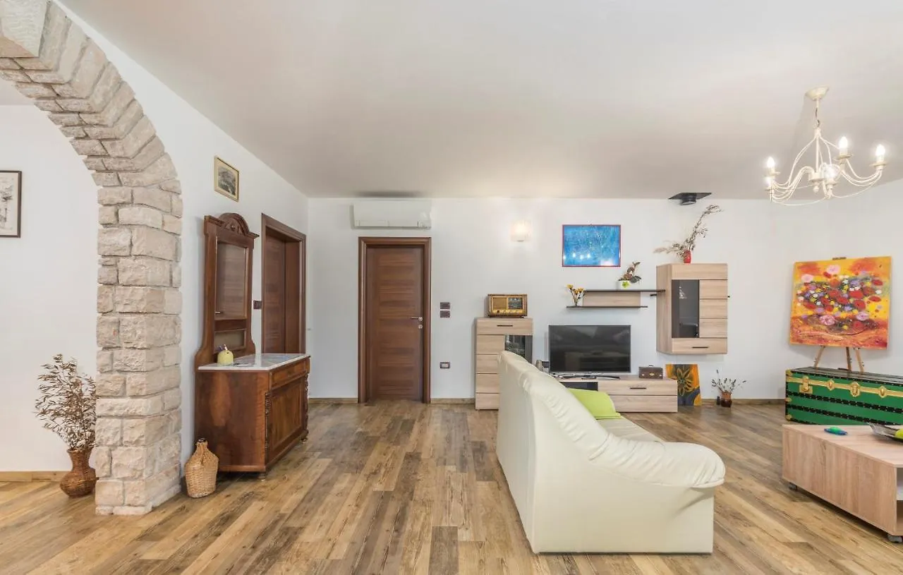 אומאג Villa Mirabella