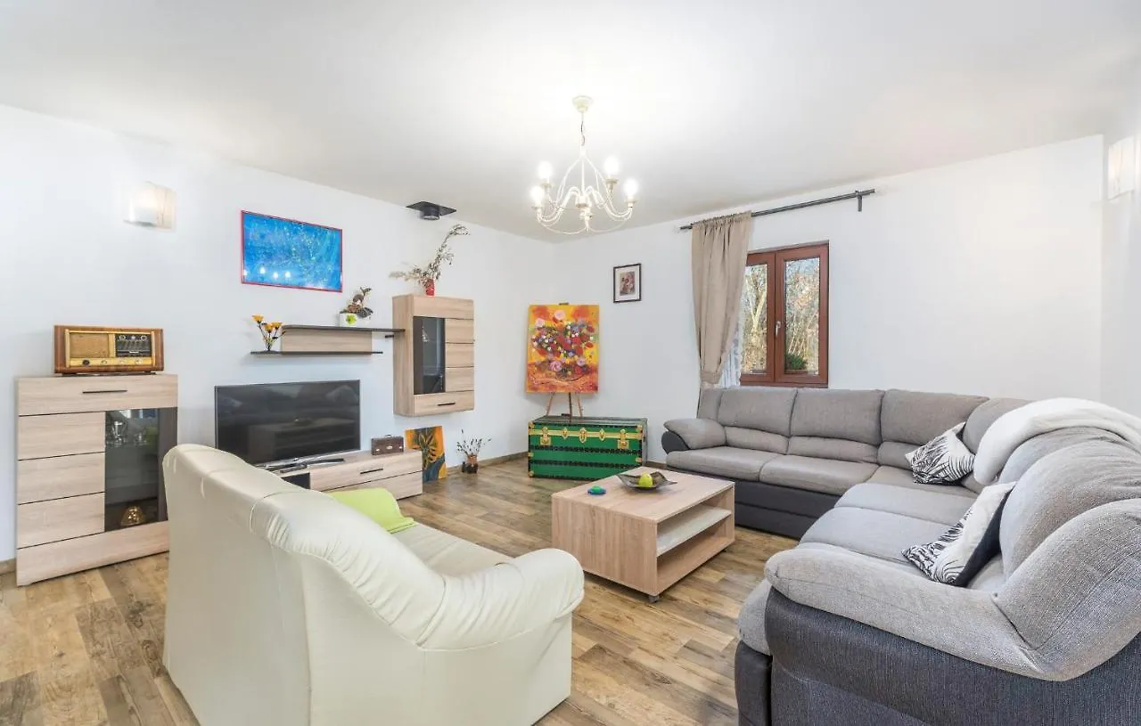 אומאג Villa Mirabella